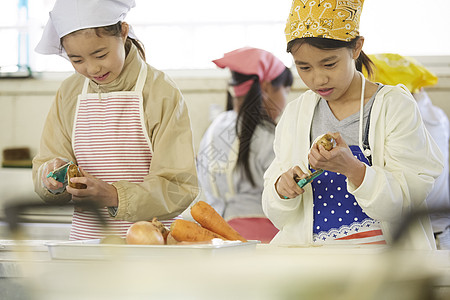 户外野炊处理食材的姑娘们图片