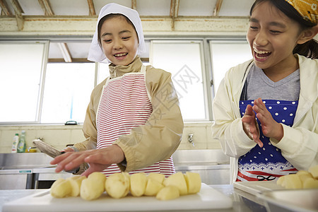 将土豆切块的小女孩图片