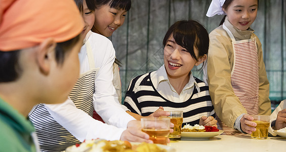 假期学校老师和小学生吃饭图片