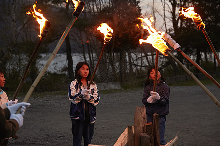 小学生参加校园户外篝火图片