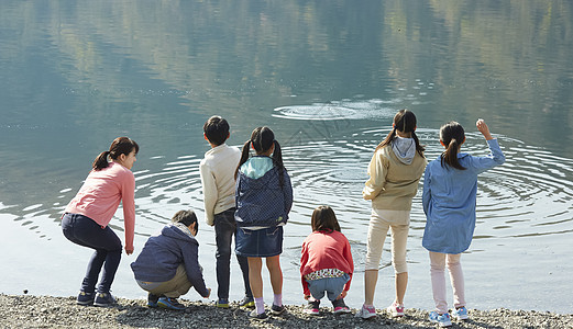 小学生参加暑期户外实践活动图片