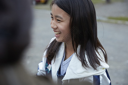 笑脸开心室外练习小学生森林学校篝火背景