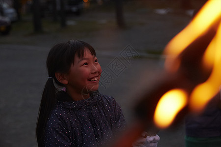 举行篝火晚会的学生图片