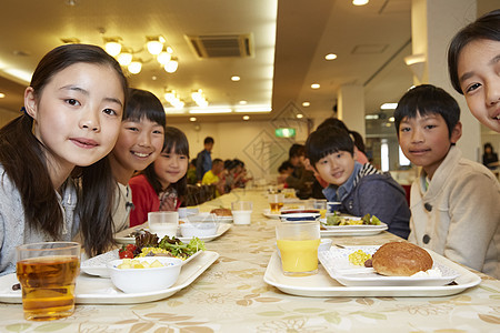 户外餐厅小学生吃饭图片