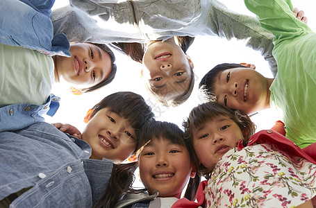 假期户外活动小学生围在一起背景图片