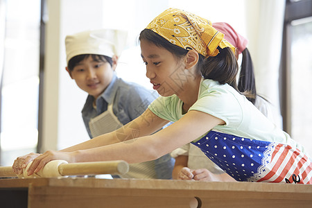 学校组织活动教小学生做面团图片