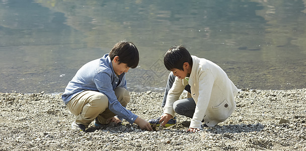 假日笑容岩石森林学校小学生玩图片