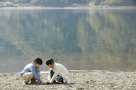 森林学校小学生玩图片