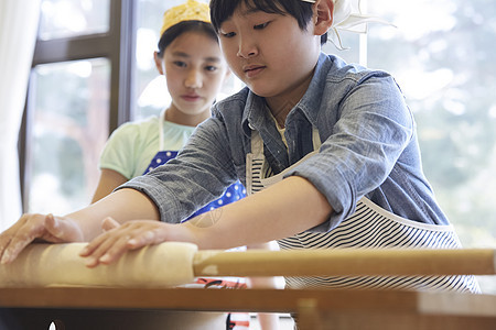 制作面团的小男孩图片