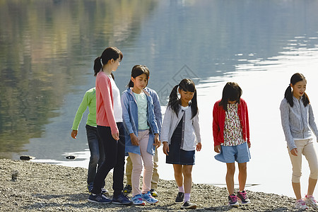湖边散步的孩子们图片