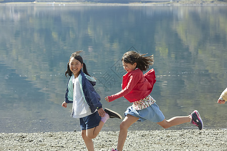 湖边玩耍奔跑的孩子们图片