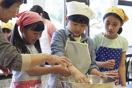 被女孩手作森林学校小学生做饭背景图片