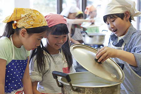 老师教小学生学做饭图片