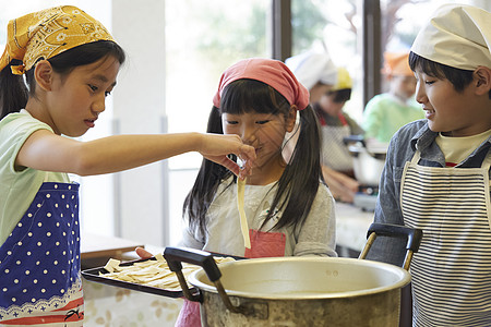 老师教小学生学做饭图片