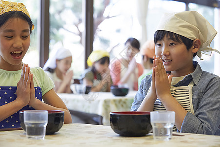 老师教小学生学做饭高清图片