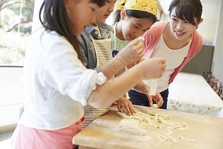 在学校学做饭的小学生图片