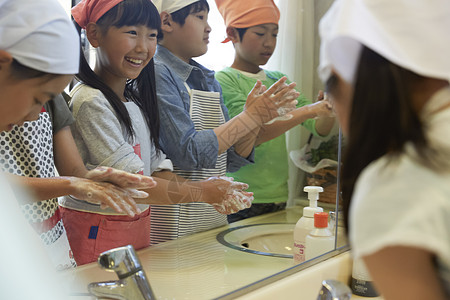 在学校学习烹饪的小学生图片