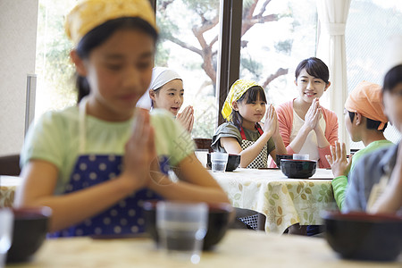 在学校学习烹饪的小学生图片