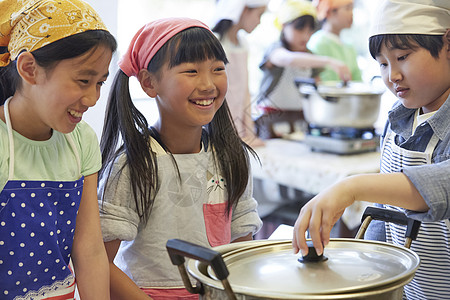 小学生在食堂学做饭图片