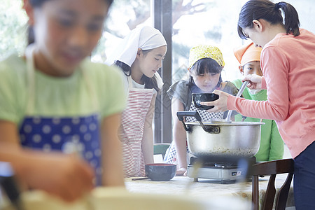 小学生在食堂学做饭图片