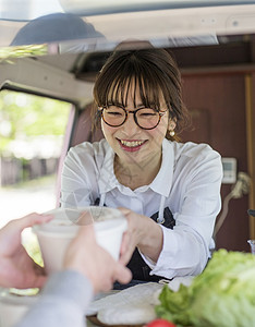 在餐车上工作的女子图片