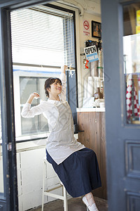 咖啡店女职员伸懒腰图片