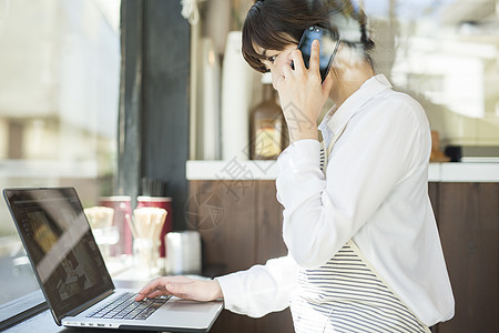 开放老板促销cafewebpage一位操作电脑的女士图片