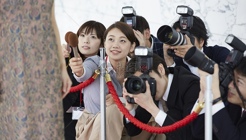 在红毯典礼上的采访记者和女演员图片