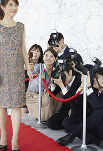 在红毯典礼上的采访记者和女演员高清图片