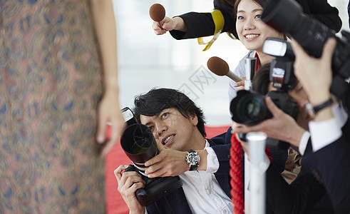 在红毯典礼上采访的记者摄影师图片