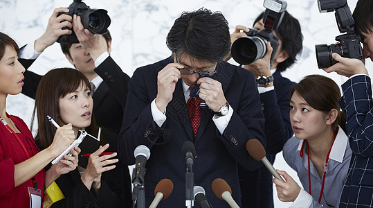 记者采访发布会上道歉的男子图片