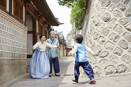 奶奶张开双臂拥抱孙子图片