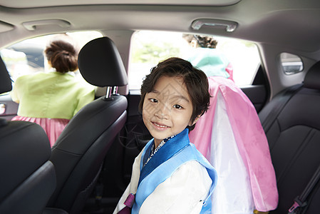 坐在车里的穿朝鲜服饰的小朋友图片