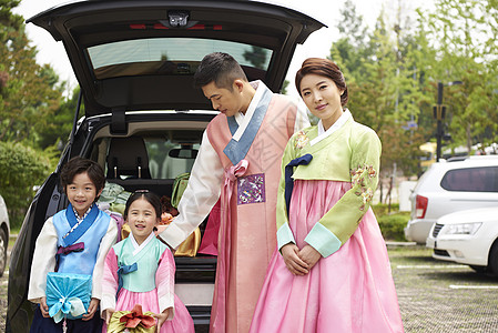 穿朝鲜服饰出游的一家人图片