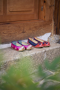 庭院里的传统民族布鞋图片
