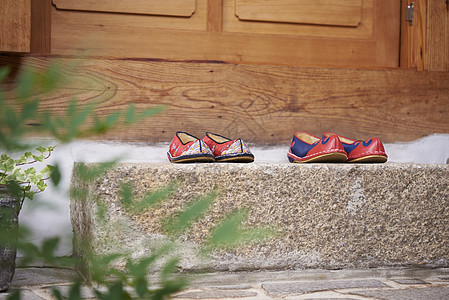 庭院中的传统民族布鞋图片