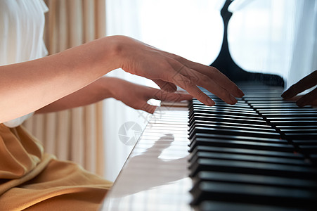 音乐学院女演奏一种乐器一个女人弹钢琴图片