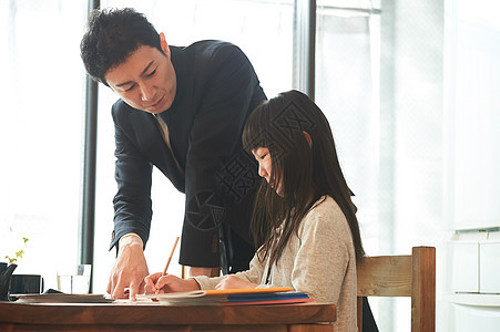 教育导师日本人家庭学习女孩在餐厅学习图片