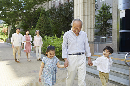 韩国建筑幸福三代家庭外出郊游背景