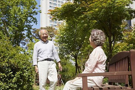 超时安慰现代建筑老年夫妇图片