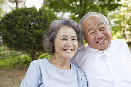 依偎在一起的老年夫妇图片