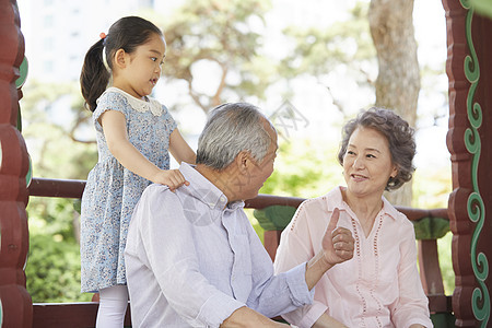 老年夫妇带孙女外出图片