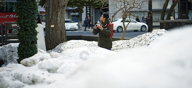 户外旅游拍照的年轻人图片