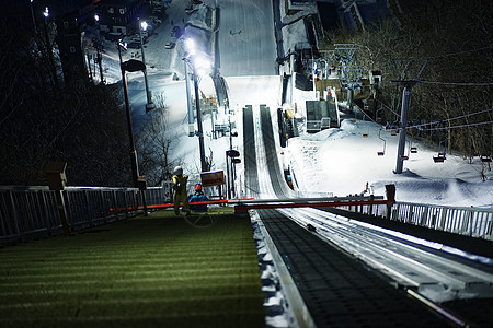 夜晚大仓山方法跳台滑雪开始背景图片