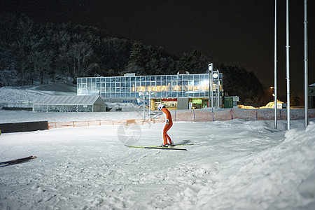 雪日本准备滑雪的年轻人背景