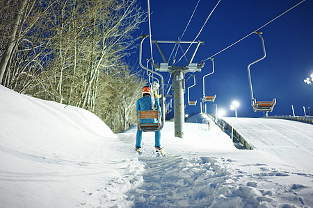 乘坐缆车的滑雪的滑雪运动员图片