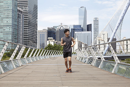 桥上跑步运动男青年图片