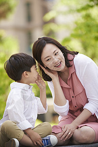 孩子在跟妈妈说悄悄话图片