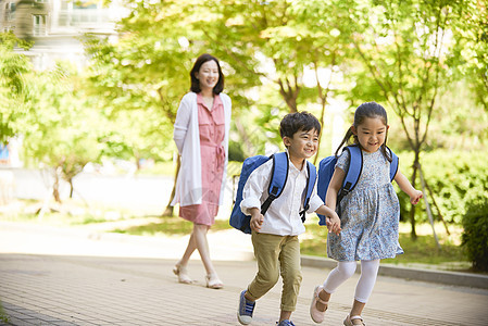 妈妈带着孩子们外出游玩图片