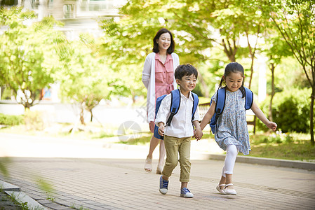 妈妈带着孩子们一起出门图片